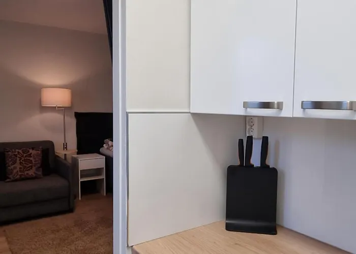 Kompakti Yksioe Numero 4 Pienkerrostalossa Lägenhet