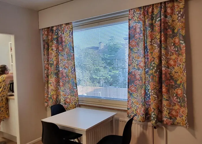 Kompakti Yksioe Numero 4 Pienkerrostalossa Lägenhet Björneborg